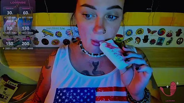 Snapshot of EllieOz chatting on November 6, 2025, 5:39 pm EllieOz online show from November 6, 2025, 5:39 pm