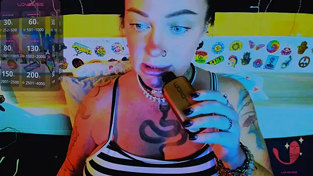 Snapshot of EllieOz chatting on December 4, 2025, 4:39 pm EllieOz online show from December 4, 2025, 4:39 pm