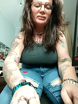 Snapshot of EllieOz chatting on October 6, 2025, 4:08 pm EllieOz online show from October 6, 2025, 4:08 pm