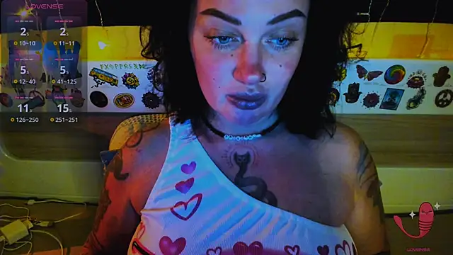 Snapshot of EllieOz chatting on December 17, 2025, 3:39 pm EllieOz online show from December 17, 2025, 3:39 pm