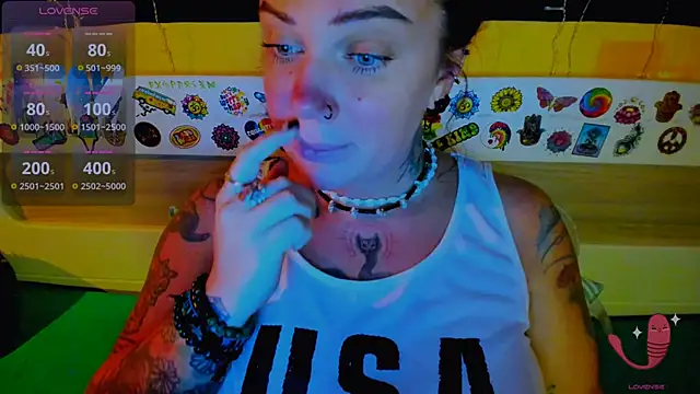 Snapshot of EllieOz chatting on October 22, 2025, 5:45 pm EllieOz online show from October 22, 2025, 5:45 pm