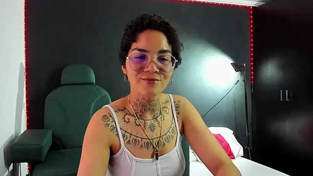 Snapshot of anaroman01 chatting on November 15, 2025, 4:22 pm anaroman01 online show from November 15, 2025, 4:22 pm