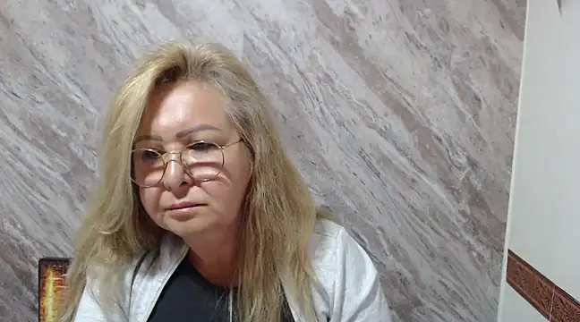 Mia Davies2 online show from January 28, 2025, 7:53 pm