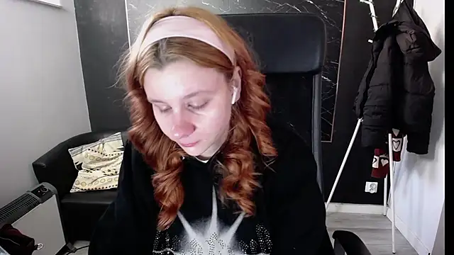 littleviki7 online show from March 18, 2025, 6:06 am