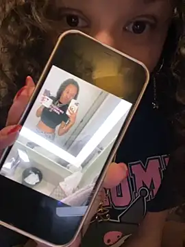 Snapshot of _Neeka_ chatting on October 14, 2025, 3:18 am Neeka online show from October 14, 2025, 3:18 am