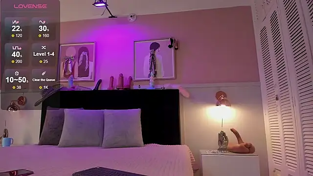 chloe watson  online show from September 12, 2025, 7:35 pm