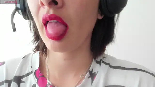 Snapshot of queen_fetish chatting on November 21, 2025, 12:48 pm queen fetish online show from November 21, 2025, 12:48 pm