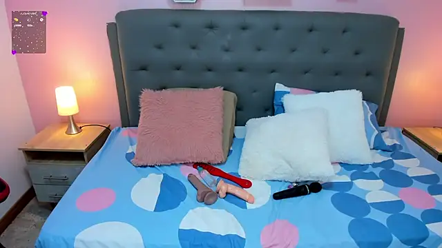 julieth love  online show from December 3, 2025, 2:16 pm