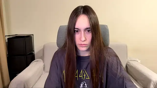 Snapshot of AliceKolltt chatting on April 8, 2026, 8:21 pm AliceKolltt online show from April 8, 2026, 8:21 pm