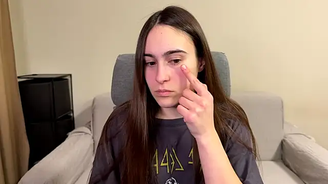 Snapshot of AliceKolltt chatting on April 7, 2026, 8:10 pm AliceKolltt online show from April 7, 2026, 8:10 pm