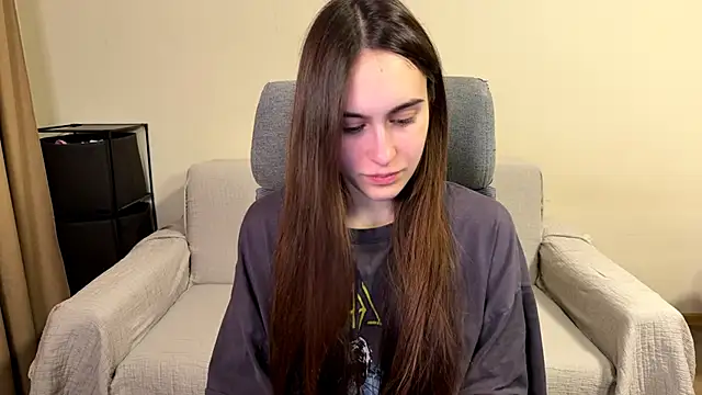 Snapshot of AliceKolltt chatting on April 6, 2026, 8:32 pm AliceKolltt online show from April 6, 2026, 8:32 pm