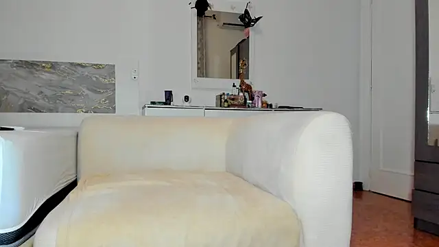 anisialuna  online show from April 1, 2026, 5:09 am