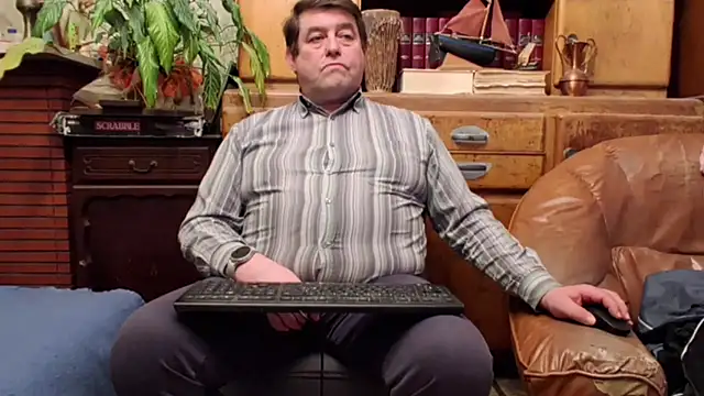 Snapshot of sympatrique chatting on February 4, 2026, 4:35 pm sympatrique online show from February 4, 2026, 4:35 pm