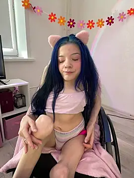 Snapshot of MiniSophiaa chatting on April 12, 2026, 8:06 am MiniSophiaa online show from April 12, 2026, 8:06 am