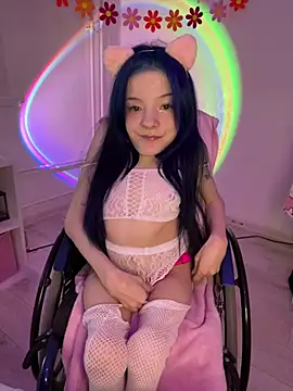 Snapshot of MiniSophiaa chatting on April 6, 2026, 8:15 am MiniSophiaa online show from April 6, 2026, 8:15 am