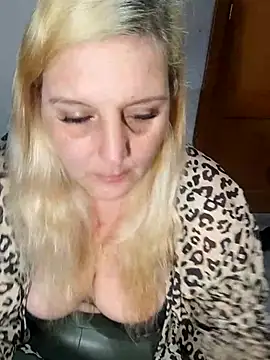 BecciDeluxe online show from February 19, 2026, 9:39 am