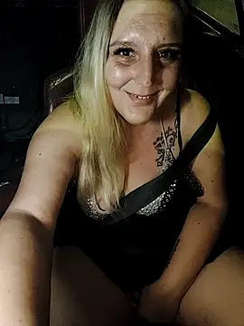 BecciDeluxe online show from September 24, 2025, 9:43 pm