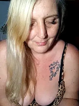 Snapshot of BecciDeluxe chatting on May 24, 2026, 12:32 am BecciDeluxe online show from May 24, 2026, 12:32 am