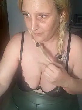 BecciDeluxe online show from March 5, 2026, 6:37 pm