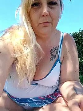 Snapshot of BecciDeluxe chatting on April 19, 2026, 11:55 am BecciDeluxe online show from April 19, 2026, 11:55 am