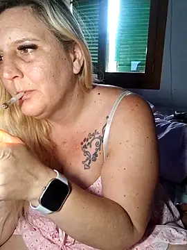 Snapshot of BecciDeluxe chatting on May 4, 2026, 9:34 am BecciDeluxe online show from May 4, 2026, 9:34 am