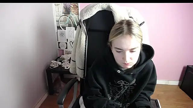 Snapshot of viktoria_lovely chatting on December 23, 2025, 6:56 am viktoria lovely online show from December 23, 2025, 6:56 am