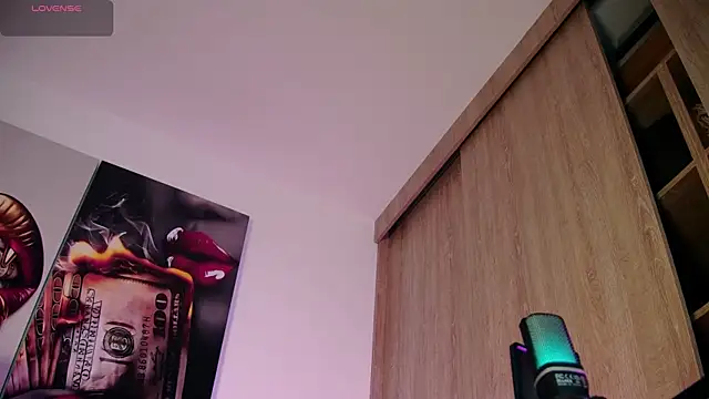 aidaadams online show from September 12, 2025, 11:21 am