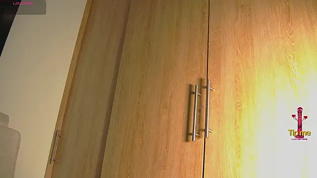 aidaadams online show from October 8, 2025, 11:01 am