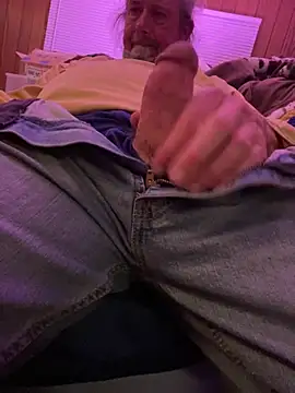 Snapshot of Helmut1971 chatting on April 8, 2026, 6:04 am Helmut1971 online show from April 8, 2026, 6:04 am