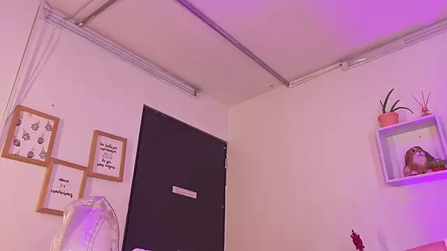 Tiarha online show from November 25, 2025, 4:46 am