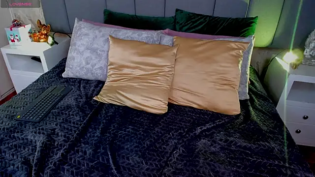 JulianaMiller online show from December 5, 2025, 12:21 am