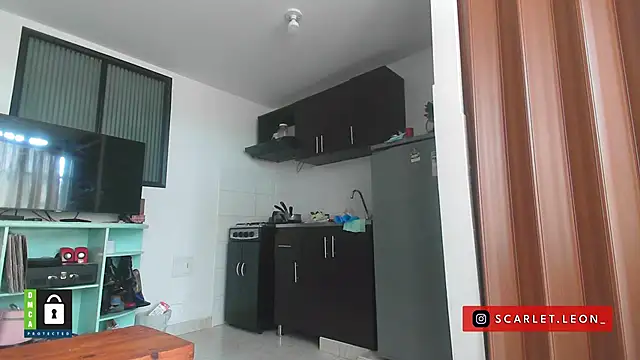 Scarletleon77 online show from September 10, 2025, 3:33 pm