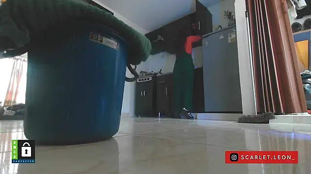 Scarletleon77 online show from September 18, 2025, 7:06 pm