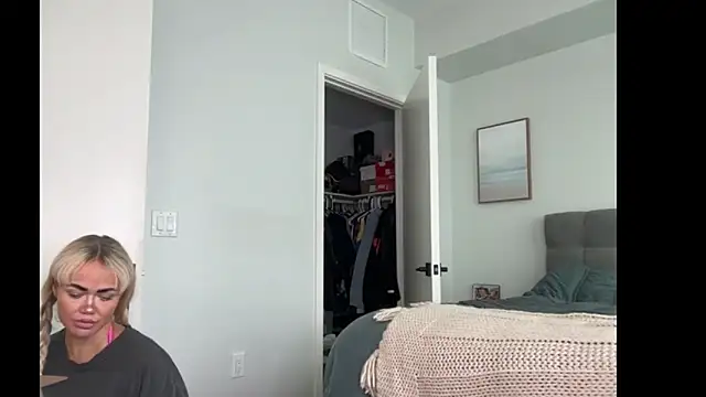 ElenaErickson online show from February 4, 2026, 10:05 pm