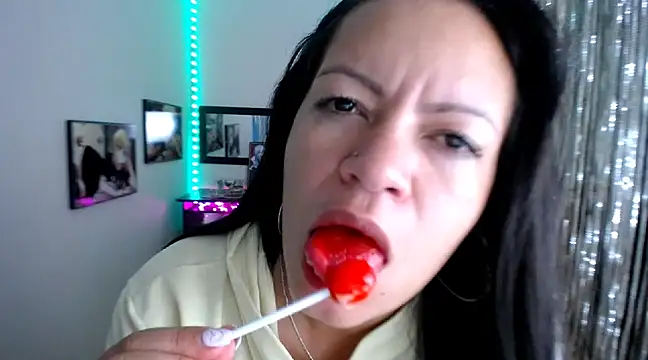 Cristal w online show from March 17, 2025, 6:00 pm