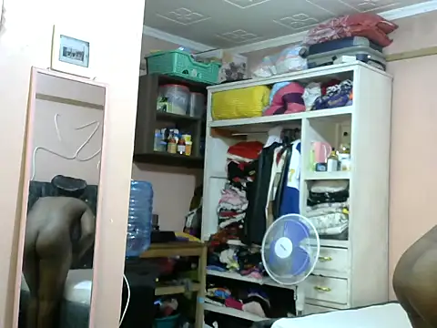 Snapshot of slender-qwene chatting on April 26, 2026, 9:28 am slender-qwene online show from April 26, 2026, 9:28 am