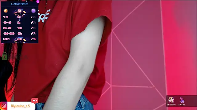 Snapshot of lilylouisee chatting on November 16, 2025, 10:24 pm lilylouisee online show from November 16, 2025, 10:24 pm