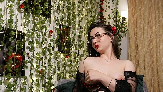 NaughtYHomemadE online show from June 16, 2026, 2:28 pm