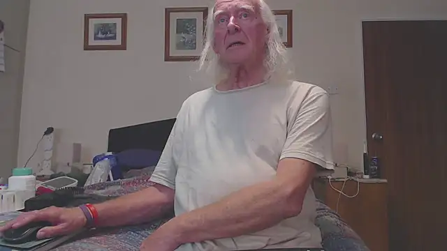 Snapshot of WaverlyKernow chatting on April 2, 2026, 2:02 pm WaverlyKernow online show from April 2, 2026, 2:02 pm