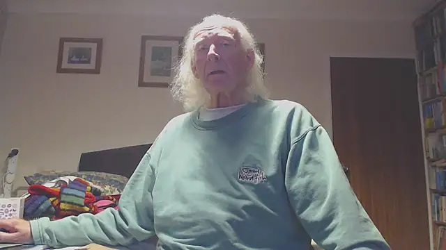 Snapshot of WaverlyKernow chatting on December 2, 2025, 11:45 am WaverlyKernow online show from December 2, 2025, 11:45 am