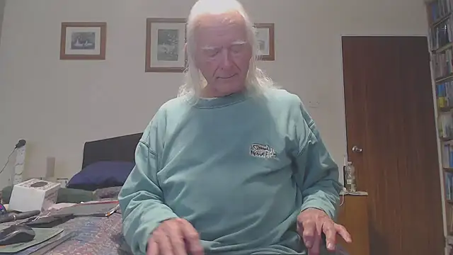 Snapshot of WaverlyKernow chatting on April 15, 2026, 2:21 pm WaverlyKernow online show from April 15, 2026, 2:21 pm