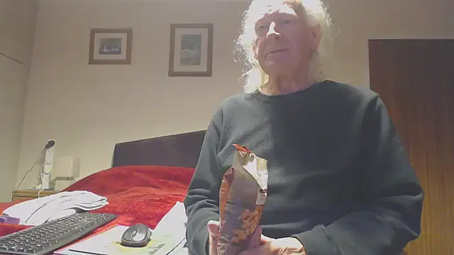 Snapshot of WaverlyKernow chatting on December 15, 2025, 3:29 pm WaverlyKernow online show from December 15, 2025, 3:29 pm