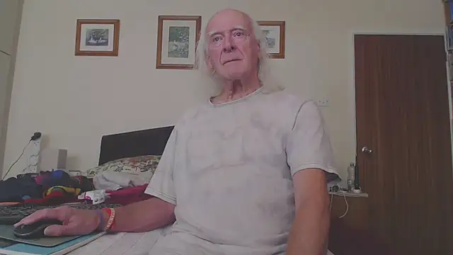 Snapshot of WaverlyKernow chatting on November 30, 2025, 12:06 pm WaverlyKernow online show from November 30, 2025, 12:06 pm