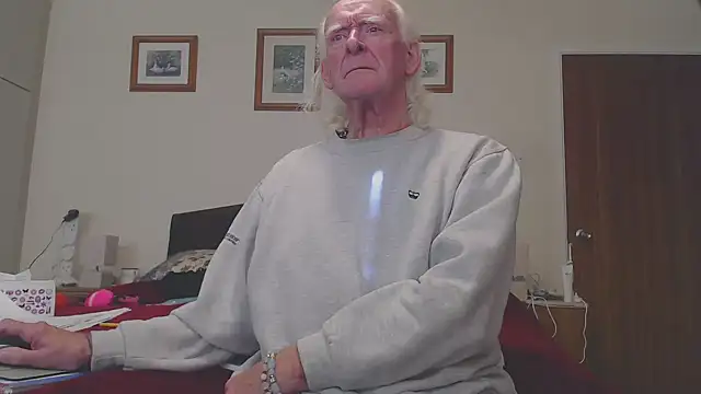 Snapshot of WaverlyKernow chatting on November 2, 2025, 1:05 pm WaverlyKernow online show from November 2, 2025, 1:05 pm