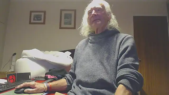 Snapshot of WaverlyKernow chatting on October 28, 2025, 8:52 pm WaverlyKernow online show from October 28, 2025, 8:52 pm