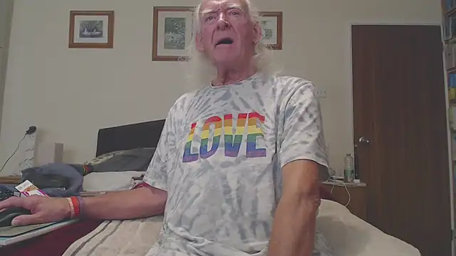 Snapshot of WaverlyKernow chatting on November 24, 2025, 10:59 am WaverlyKernow online show from November 24, 2025, 10:59 am