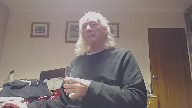 Snapshot of WaverlyKernow chatting on December 14, 2025, 3:17 pm WaverlyKernow online show from December 14, 2025, 3:17 pm