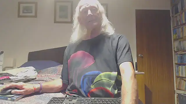 Snapshot of WaverlyKernow chatting on April 8, 2026, 6:53 pm WaverlyKernow online show from April 8, 2026, 6:53 pm