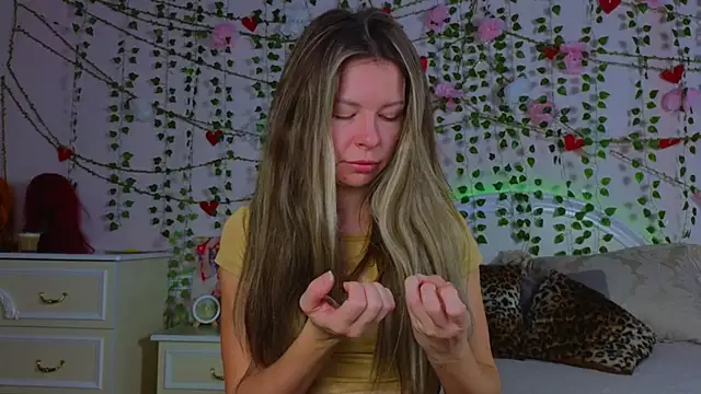 Snapshot of Real_Tini chatting on November 30, 2025, 6:25 am Real Tini online show from November 30, 2025, 6:25 am