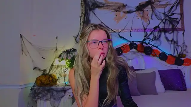 Snapshot of Real_Tini chatting on October 24, 2025, 11:53 am Real Tini online show from October 24, 2025, 11:53 am